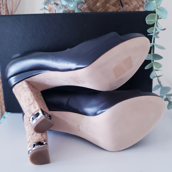 CHANEL NIB Black Leather CC Logo Silver Chain Peep Toe Cork Heel Pumps 37.5 - Picture 7 of 11
